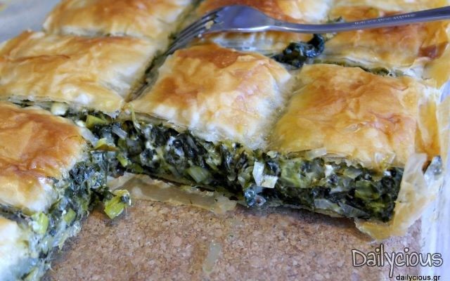 Greek spinach pie (traditional spanakopita)