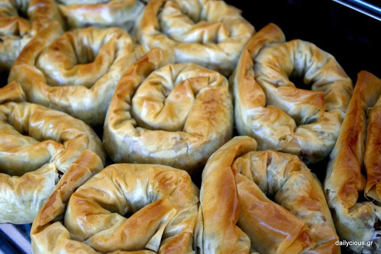 Κιμαδόπιτα Πολίτικη (με πικάντικη σάλτσα γιαουρτιού)
