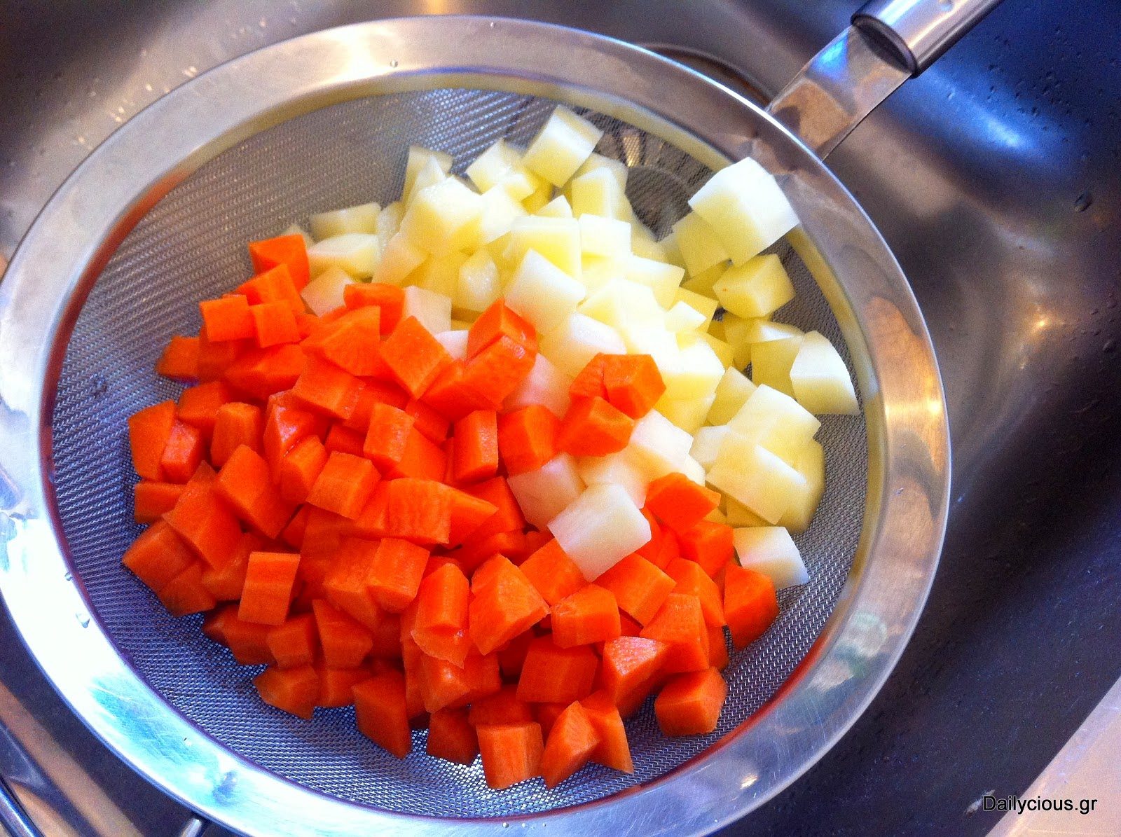 Οι κομμένες πατάτες και τα καρότα.