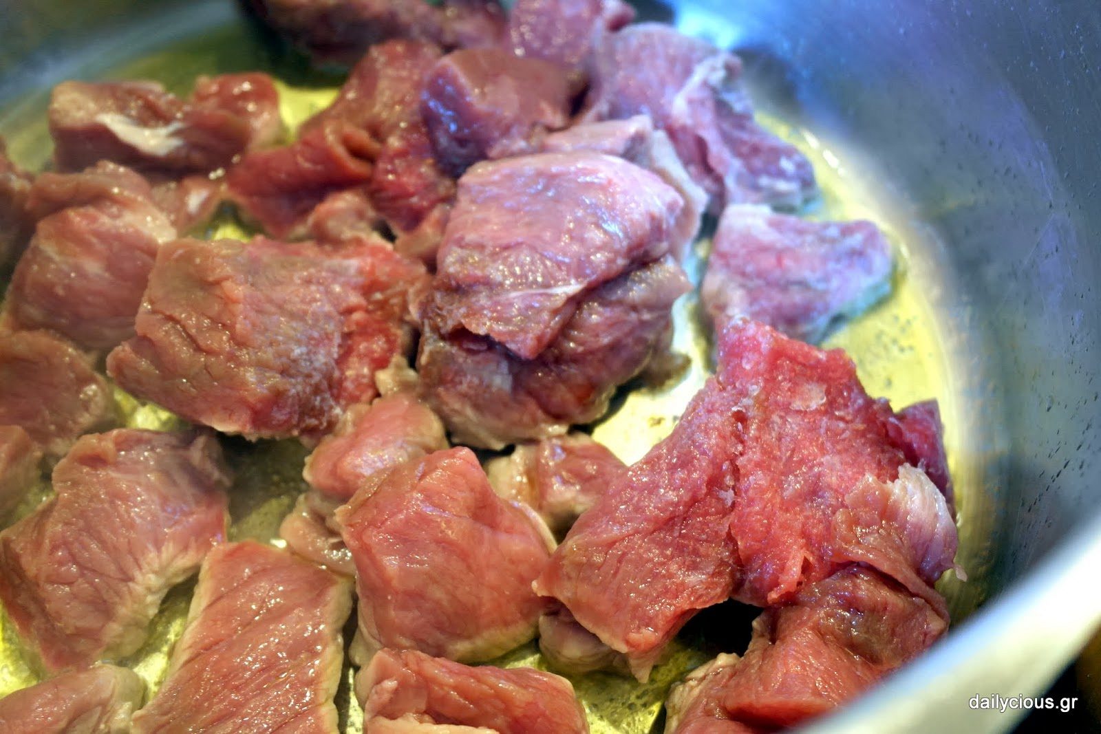 Γυρνάω το κρέας μέσα σε λίγο λάδι.
