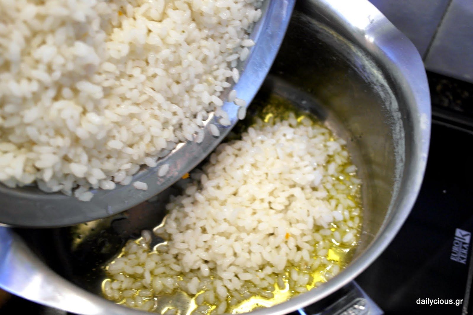 Το ρύζι στην κατσαρόλα με το λάδι. 