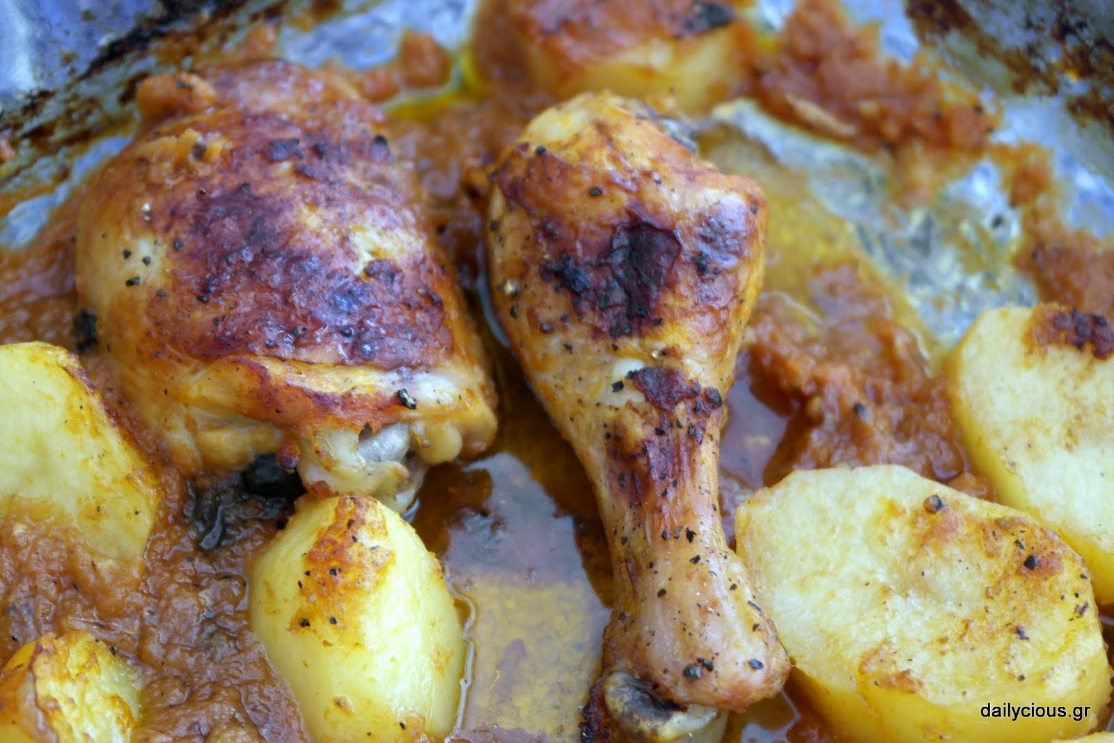 Κοκκινιστό Κοτόπουλο με Πατάτες στο Φούρνο