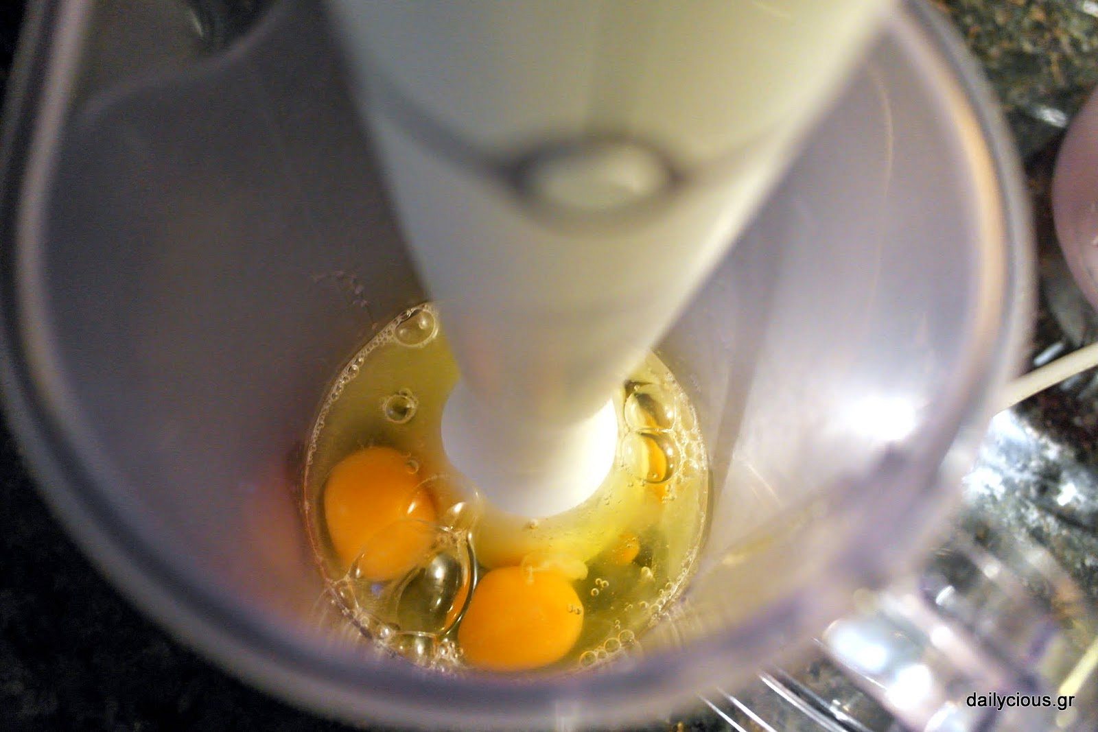 Ανακατεύω και τα αυγά με τον χυμό λεμονιού.